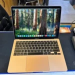 ⁦macbook air 2020 ci3 ram 8 ssd 256 13.3 2k⁩ - الصورة ⁦6⁩